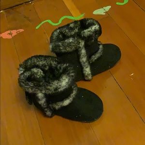 Velcro closed baby faux fur boots size 4